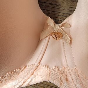 Victoria's Secret 42DD lightly lined, light pink, lace trim, NWOT